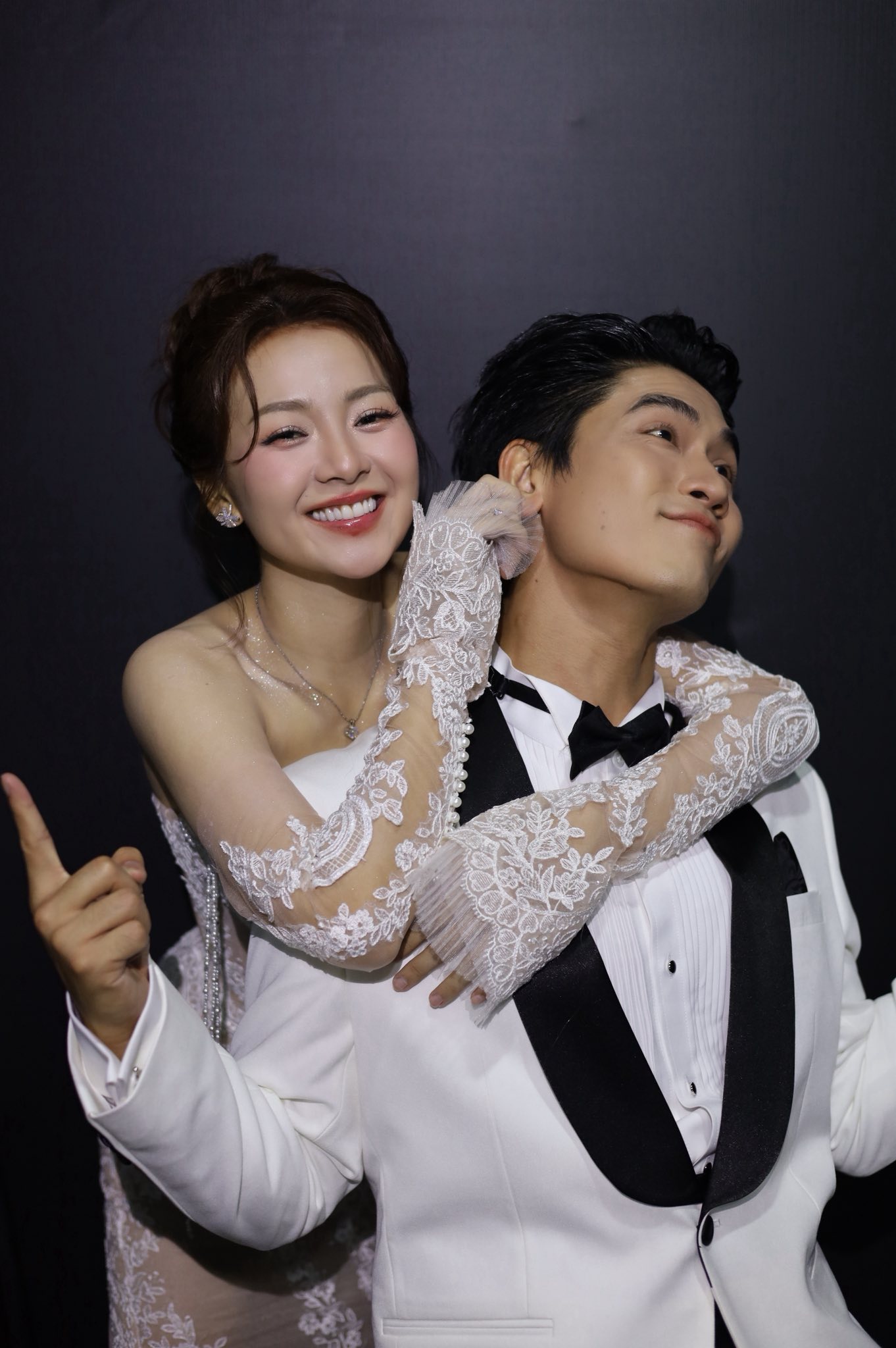 Võ Điền Gia Huy và Lê Tam Triều Dâng khoe ảnh concert không khác gì hình cưới