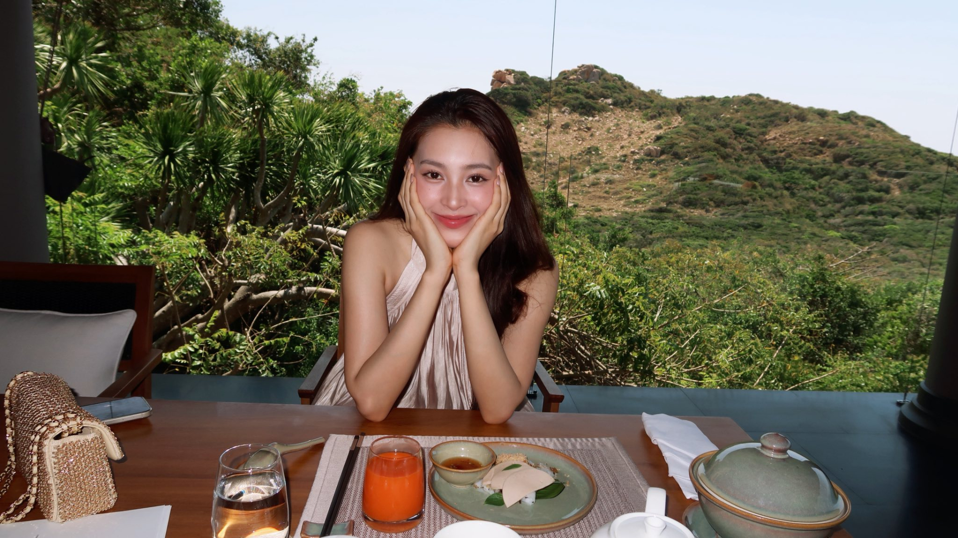 Mạng xã hội xôn xao trước tin Tiểu Vy đang hẹn hò với thiếu gia Hải Phòng