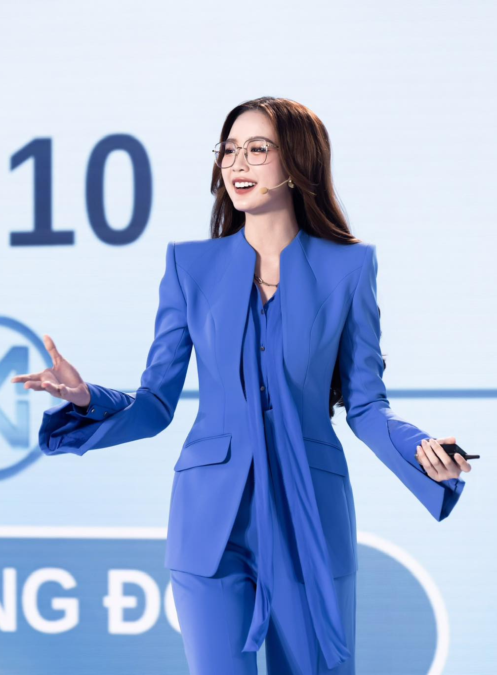 Chân dài 1m23 cùng IELTS 8.0, Việt Nam cũng có Hoa hậu khiến dân tình 