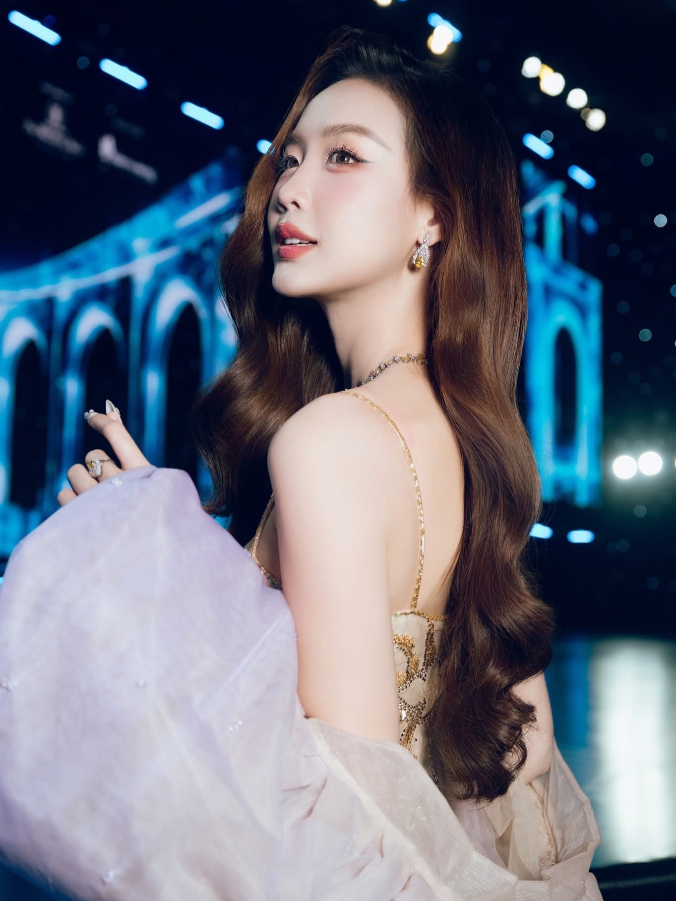 Chân dài 1m23 cùng IELTS 8.0, Việt Nam cũng có Hoa hậu khiến dân tình 