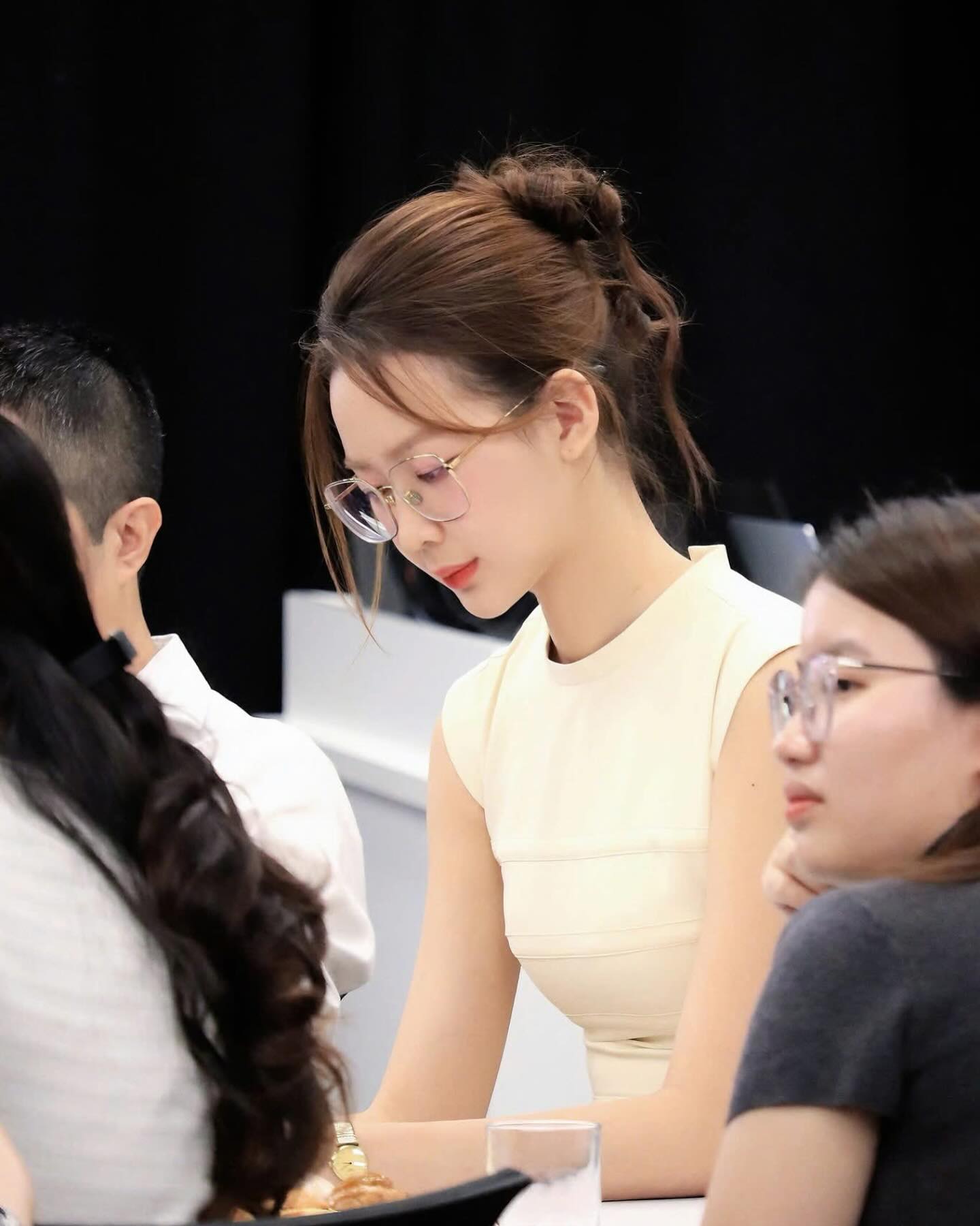 Chân dài 1m23 cùng IELTS 8.0, Việt Nam cũng có Hoa hậu khiến dân tình 