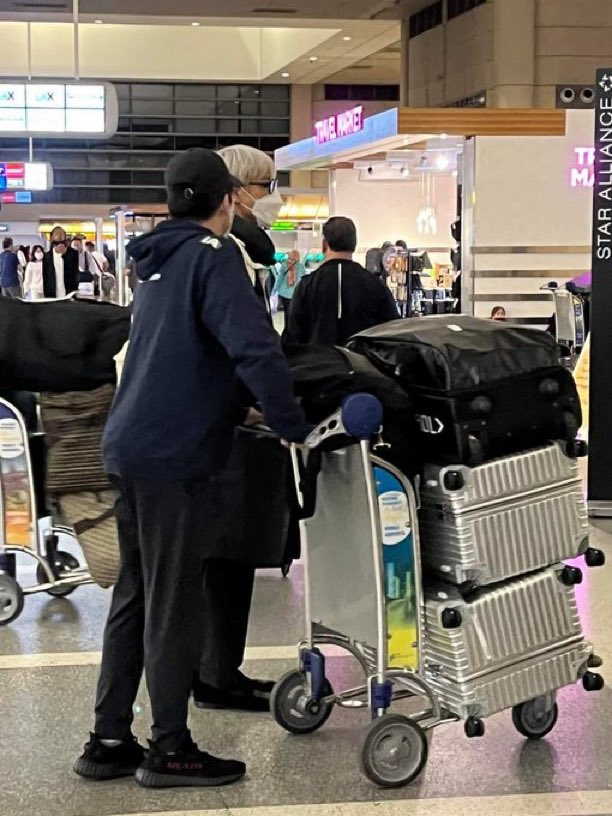 T.O.P xuất hiện tại sân bay Los Angeles. Ảnh: X