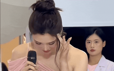 Không ai phủ nhận nhan sắc Tiểu Vy thăng hạng sau đăng quang nhưng mỗi lần cô phát biểu là gây ồn ào 