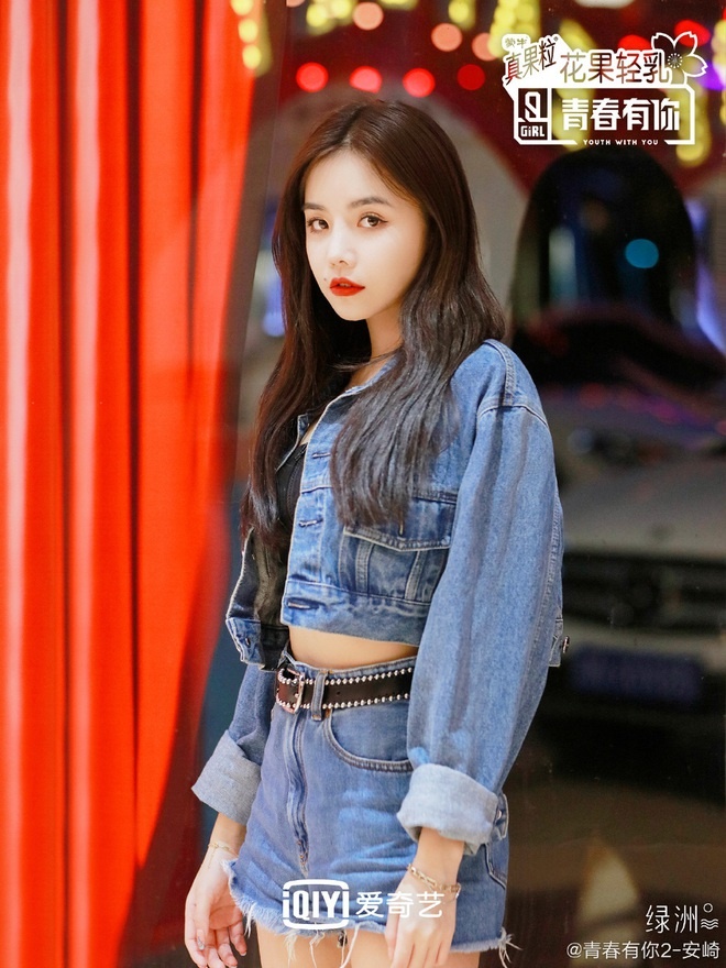 Cô debut ở vị trí thứ 6 trong nhóm nhạc THE9. Ảnh: Weibo. 