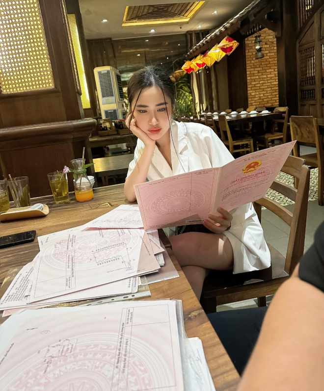 Những màn khoe sổ đỏ của Gon Pink