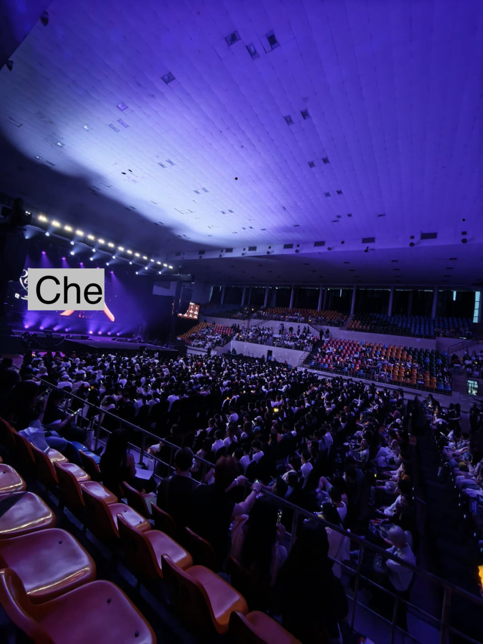 Giọt nước mắt của công chúa showbiz bị mắng không thương tiếc, concert ở Việt Nam chịu tình cảnh thưa thớt 