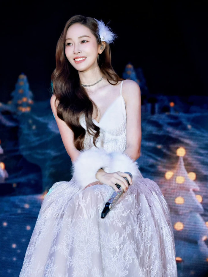 Việc Jessica hát các bản hit cũ của SNSD bị xem là cố tình níu kéo hào quang quá khứ (Ảnh: X)