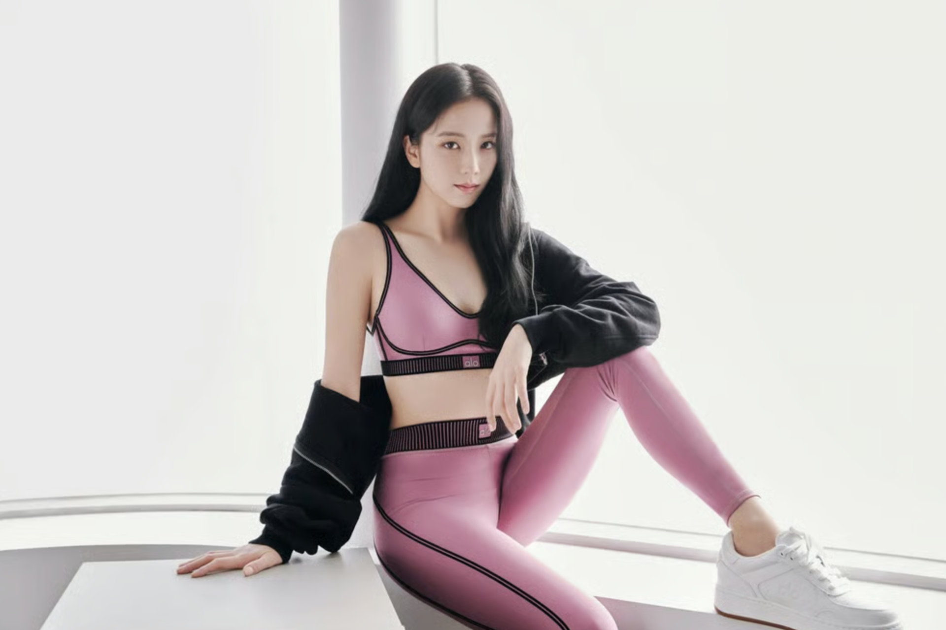 Jisoo tham gia campaign của Alo Yoga. Ảnh: X