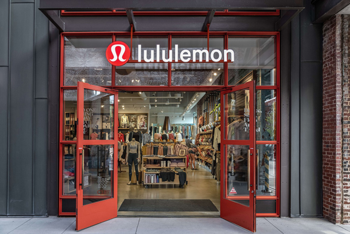   Đầu năm 2026, Lululemon còn gặp khủng hoảng khi CEO Calvin McDonald rời vị trí cũng như lùm xùm việc thương hiệu này sử dụng hoá chất vĩnh cửu có thể gây ung thư.  