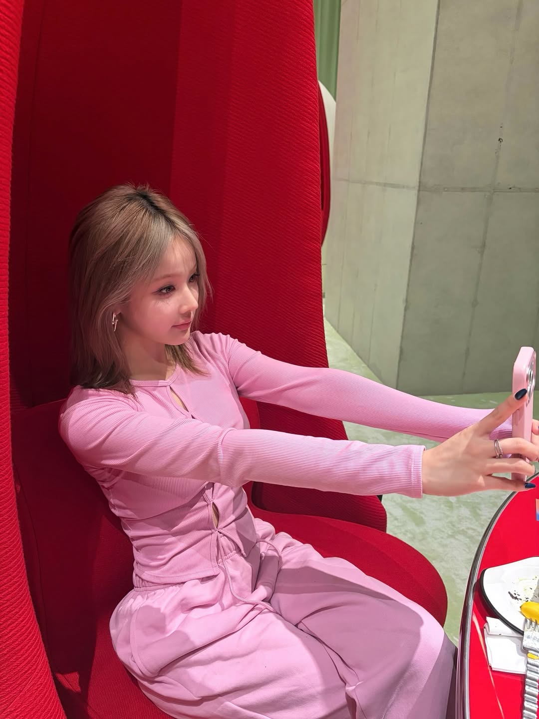 Mặc “đồ ngủ” ra sân bay và luống cuống như Rosé, gái xinh đang hút cả triệu view này là ai?