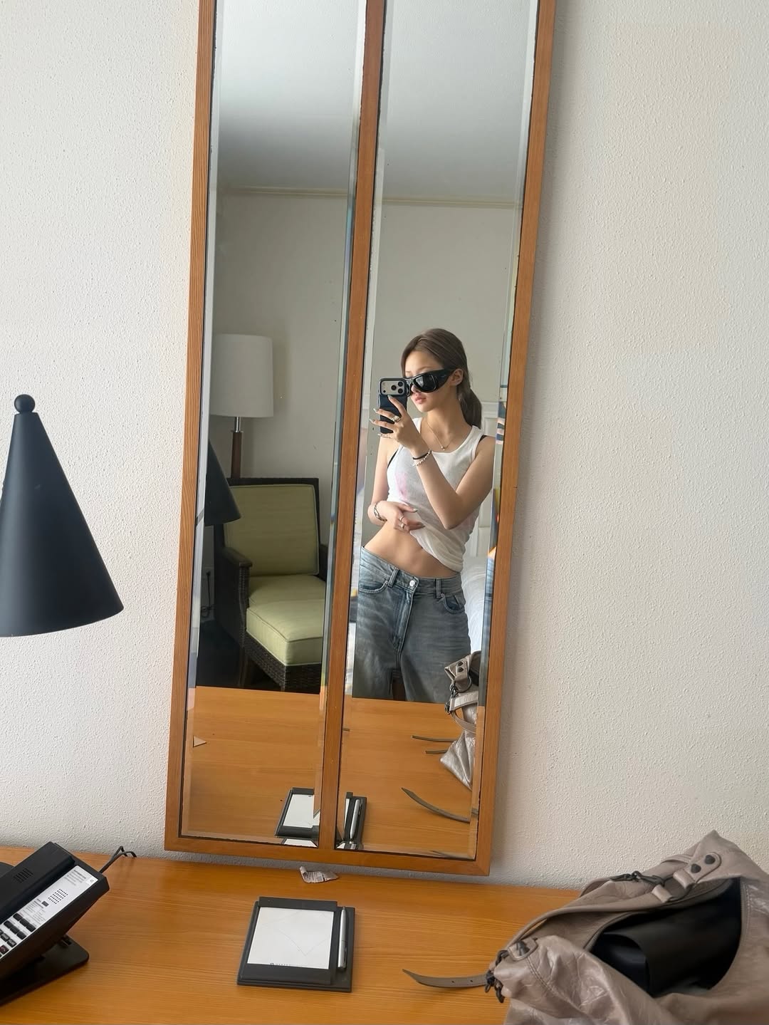 Mặc “đồ ngủ” ra sân bay và luống cuống như Rosé, gái xinh đang hút cả triệu view này là ai?