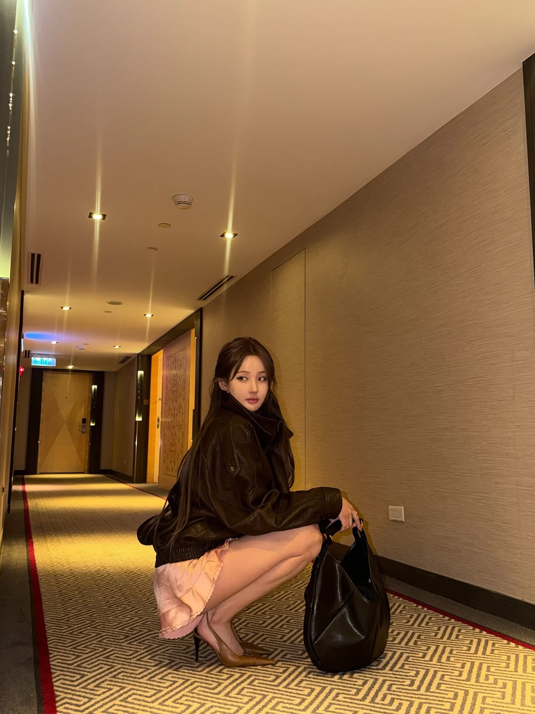 Mặc “đồ ngủ” ra sân bay và luống cuống như Rosé, gái xinh đang hút cả triệu view này là ai?