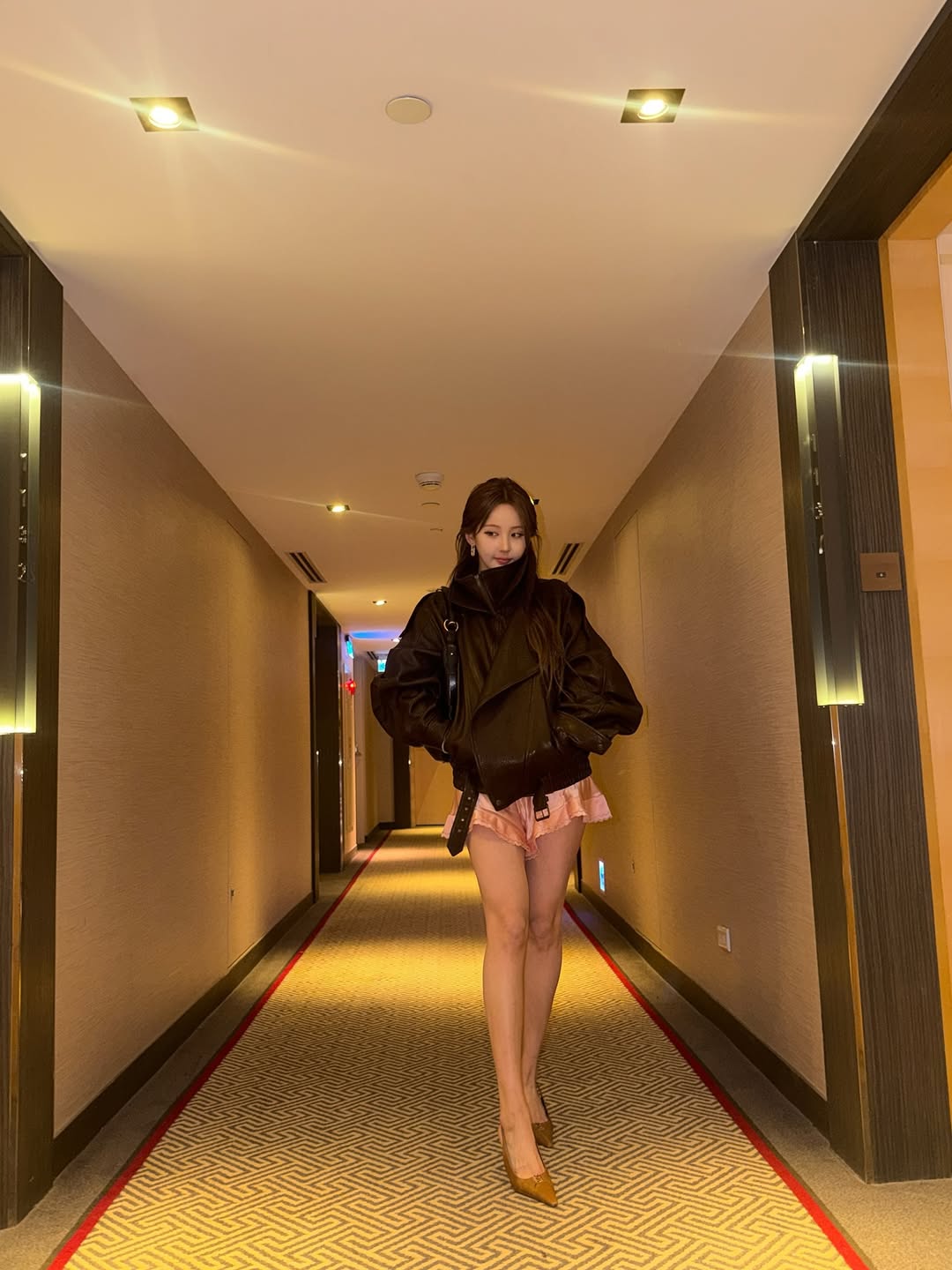 Outfit của cô nàng có nét quen quen, khiến nhiều người liên tưởng tới Rose. (Nguồn: Instagram)