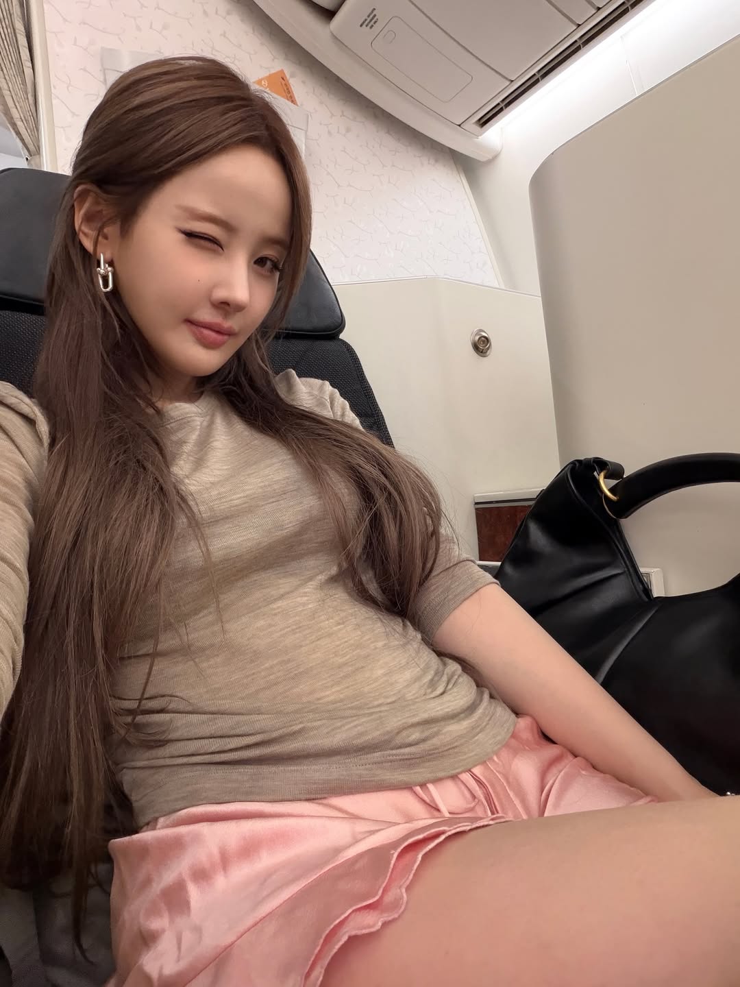 Mặc “đồ ngủ” ra sân bay và luống cuống như Rosé, gái xinh đang hút cả triệu view này là ai?