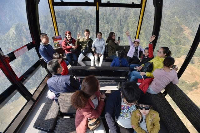 Khách du lịch hào hứng trải nghiệm cáp treo lên đỉnh Fansipan