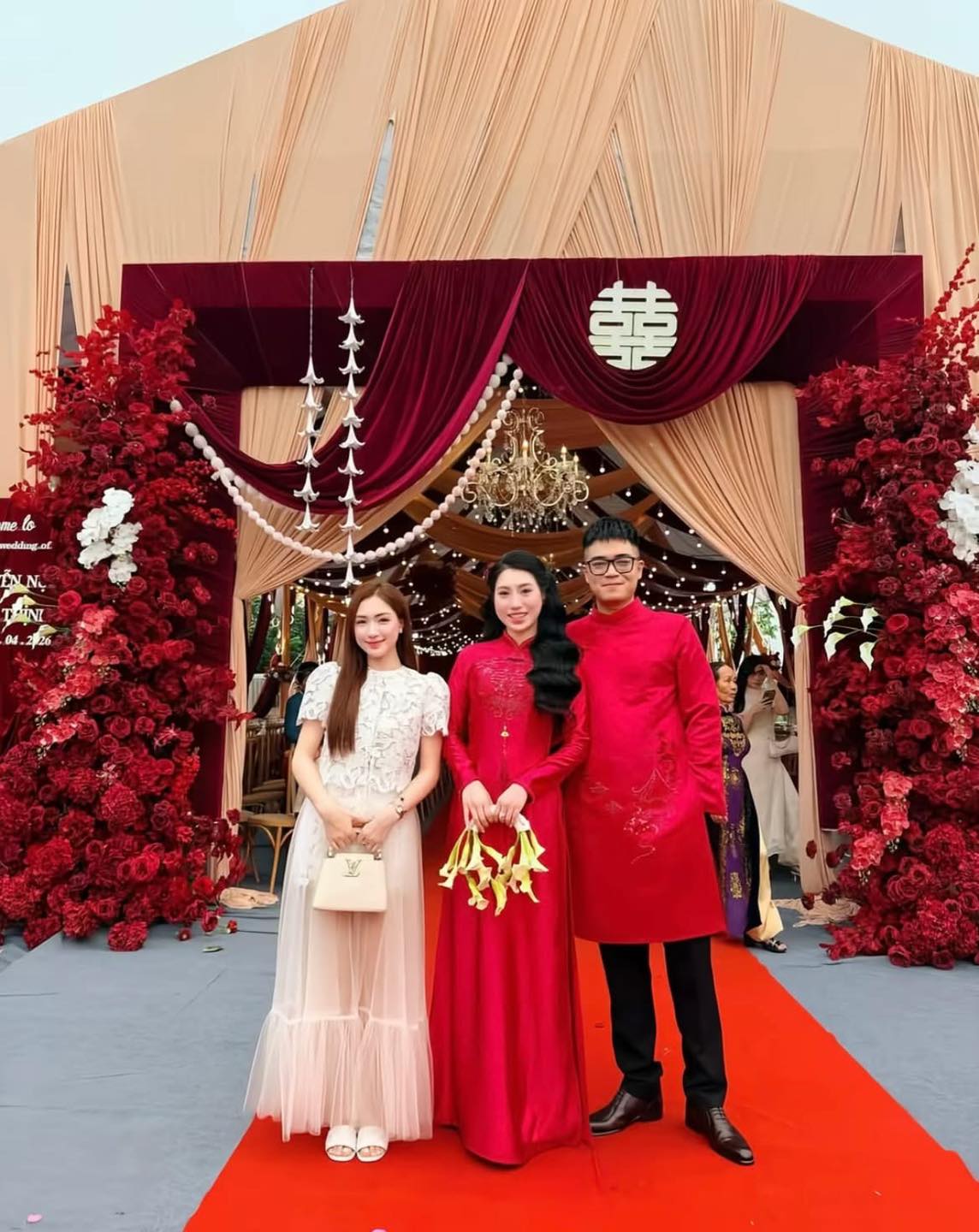 Style đi ăn cưới của Hoà Minzy: Đẹp hết phần thiên hạ, quan trọng là không lấn lướt cô dâu