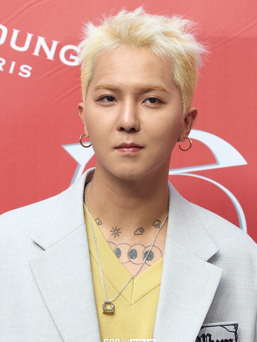 Luật sư của Song Mino mong tòa xem xét khoan hồng, giảm án cho nam ca sĩ. Ảnh: Spotv News. 