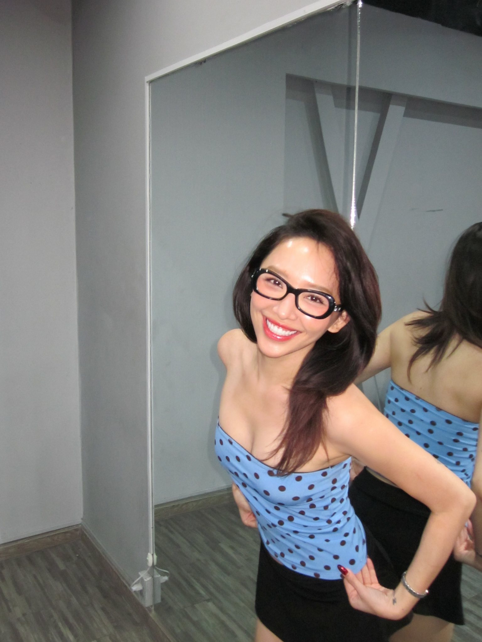 Tóc Tiên ăn diện gợi cảm, thoải mái hơn khi gia nhập hội độc thân 