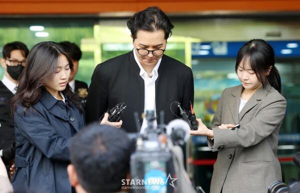 Nam nghệ sĩ cúi gằm mặt hầu tòa vào sáng nay, bị đề nghị 1 năm 6 tháng tù: 