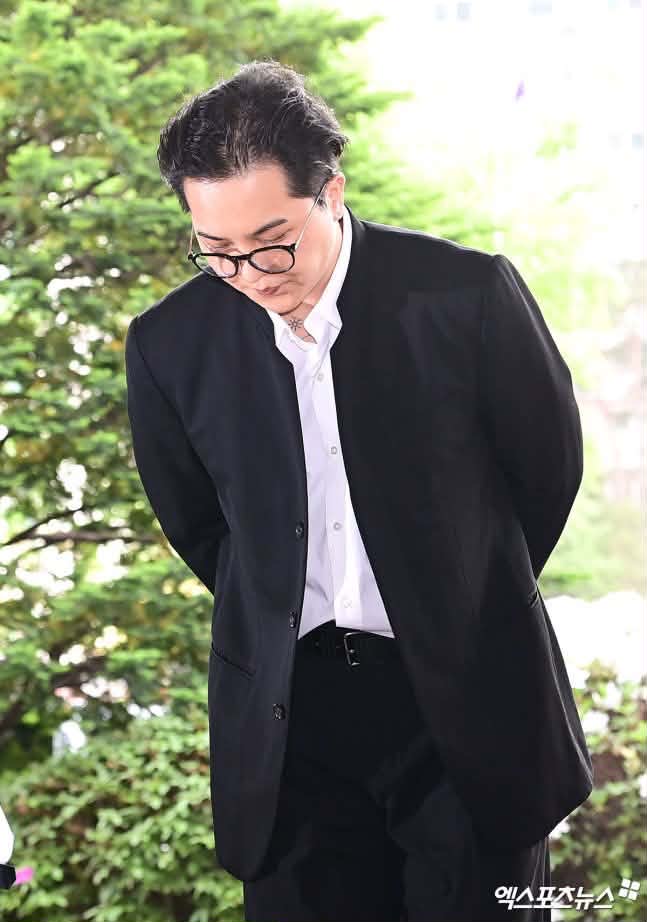 Thành viên nhóm WINNER cúi gằm mặt, không dám ngẩng đầu khi đối mặt với rừng phóng viên vây quanh. Ảnh: X.