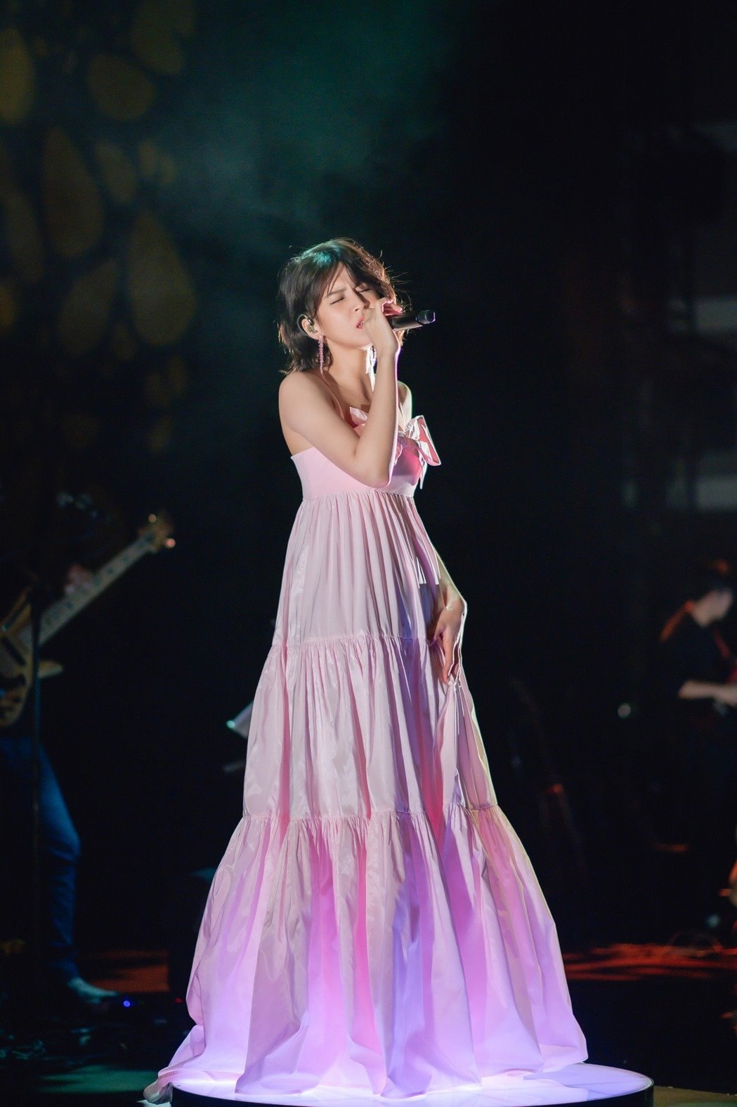 Sở hữu nhan sắc nhẹ nhàng, thanh tao cùng chiều cao hơn 1m70, Tăng Bái Từ được nhận xét như “bạch nguyệt quang”