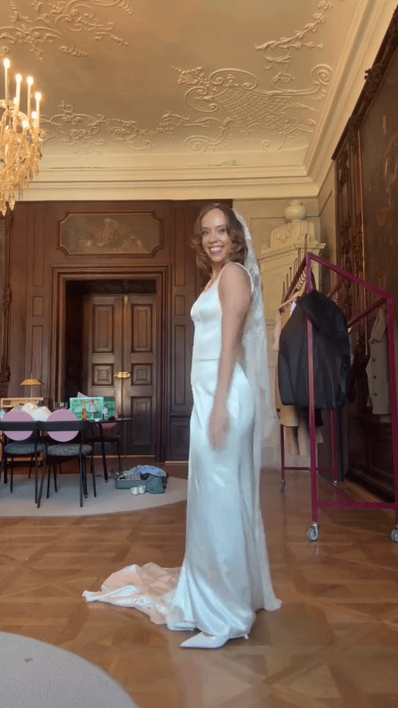 Mê mẩn tay nghề của “pháp sư Hội An”, khách Tây may luôn váy cưới cho uy tín