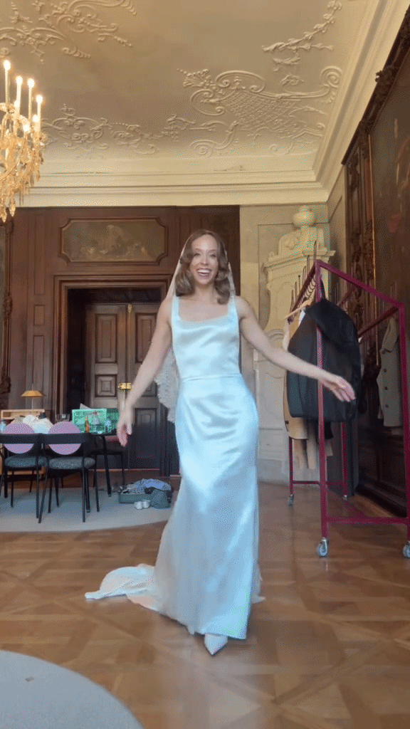 Mê mẩn tay nghề của “pháp sư Hội An”, khách Tây may luôn váy cưới cho uy tín