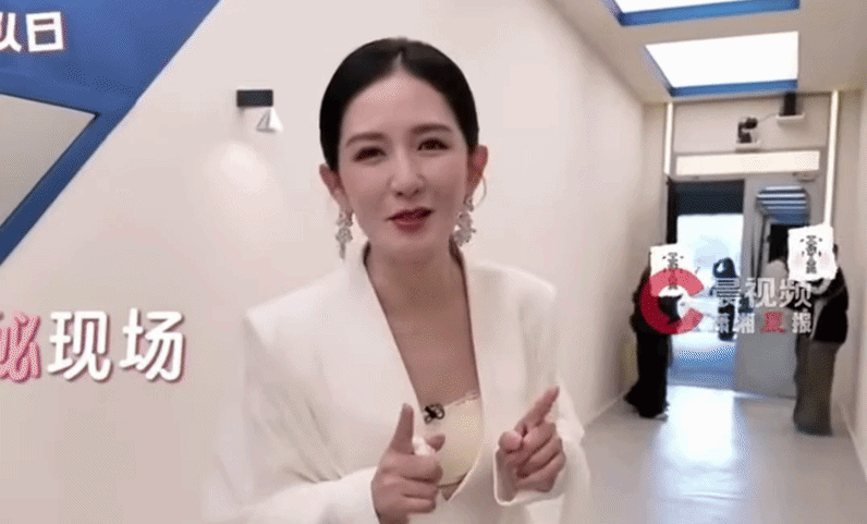 MC Tạ Na không ngần ngại phơi bày chuyện ekip Đạp Gió cấm các thí sinh đi vệ sinh trong suốt quá trình ghi hình. Ảnh: Weibo.