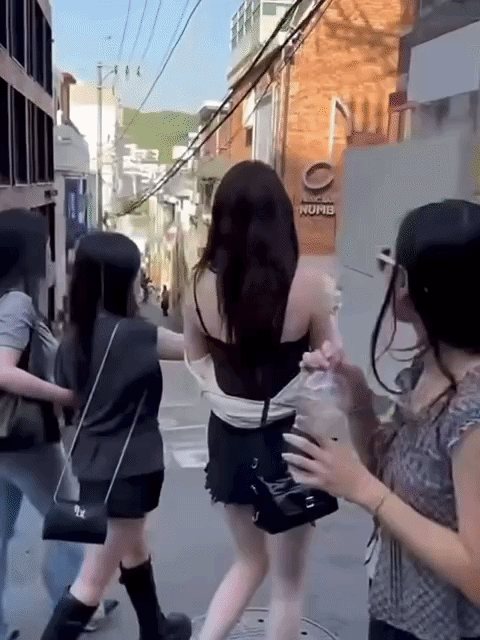 Đôi chân thon dài, cùng tỷ lệ cơ thể cân đối của Han So Hee nổi bật giữa phố. (Ảnh:X)