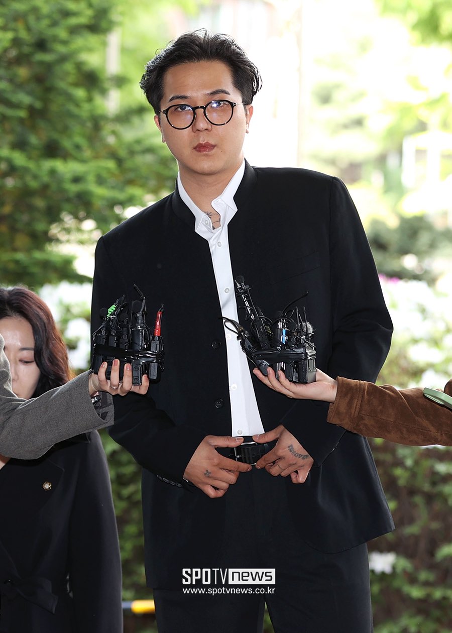 Song Mino mệt mỏi, bơ phờ thấy rõ trong buổi hầu tòa vào sáng nay (21/4). Nam ca sĩ cũng được nhận xét phát tướng, xuống sắc hơn trước khi dính bê bối. Ảnh: X. 