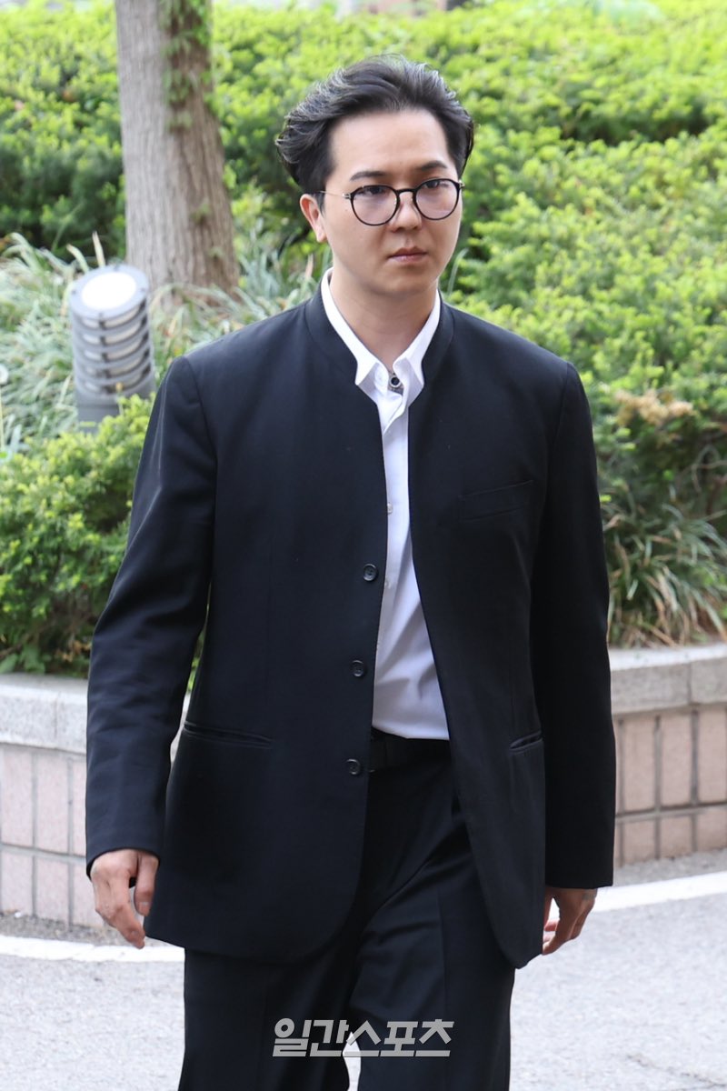 Nam nghệ sĩ cúi gằm mặt hầu tòa vào sáng nay, bị đề nghị 1 năm 6 tháng tù: 