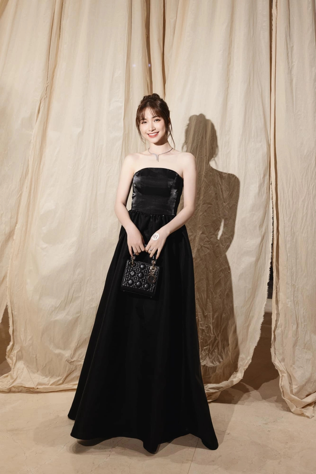 Style đi ăn cưới của Hoà Minzy: Đẹp hết phần thiên hạ, quan trọng là không lấn lướt cô dâu