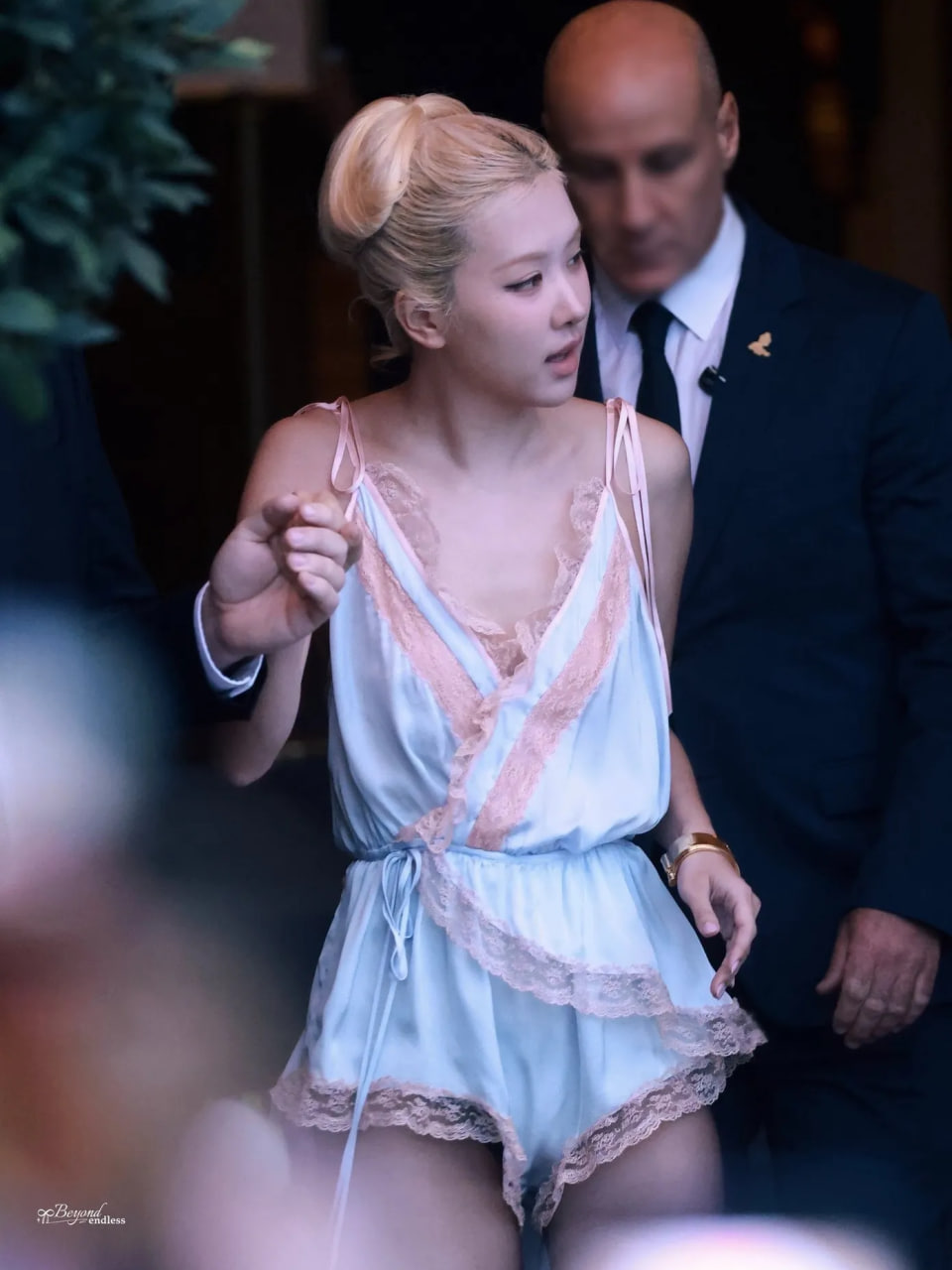 Rosé từng diện 1 chiếc slip dress xanh pastel khi tham dự show diễn của Saint Laurent. (Ảnh: Instagram)