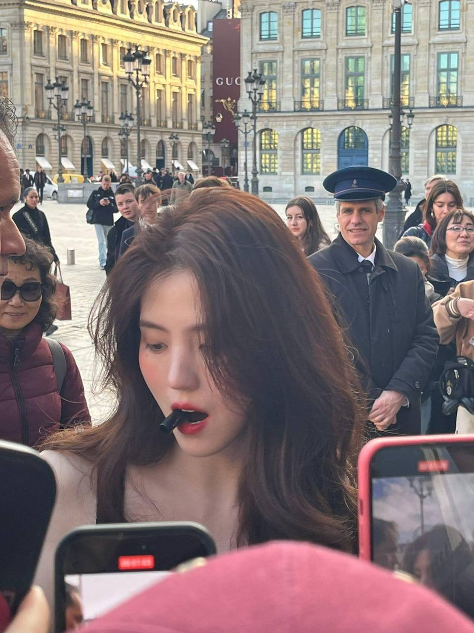 Han So Hee với khoảnh khắc cắn bút viral cõi mạng, được nhận xét càng tơi tả càng đẹp. (Ảnh: X)