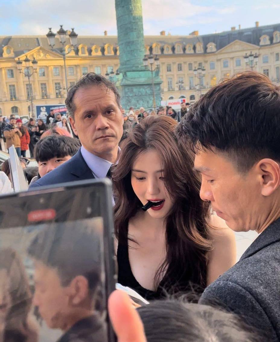 Nghịch lý của Han So Hee: Tóc cứ để rối lướt qua cam thường là lại viral cõi mạng