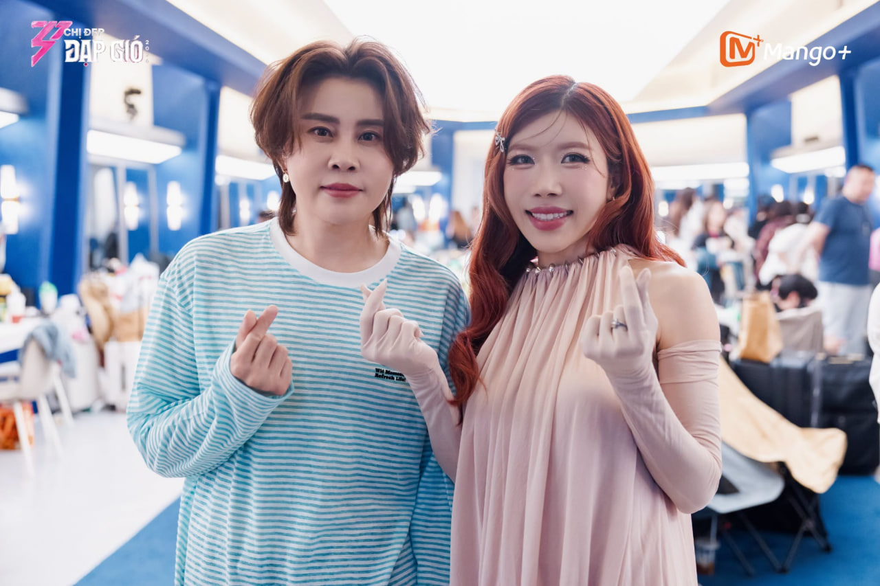 Bức ảnh thả tim gây sốt của Vương Mông và Trang Pháp (Ảnh: Mango Plus)