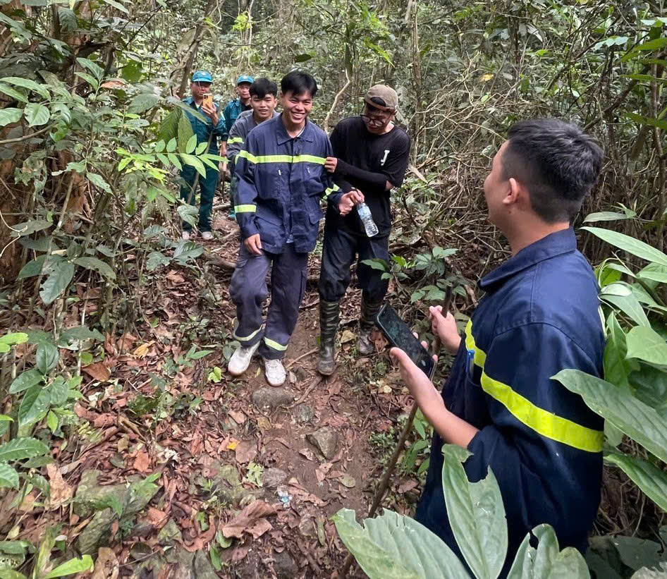 Tuấn Anh đã được tìm thấy sau 37 giờ mất liên lạc (Ảnh: Báo Công an nhân dân)