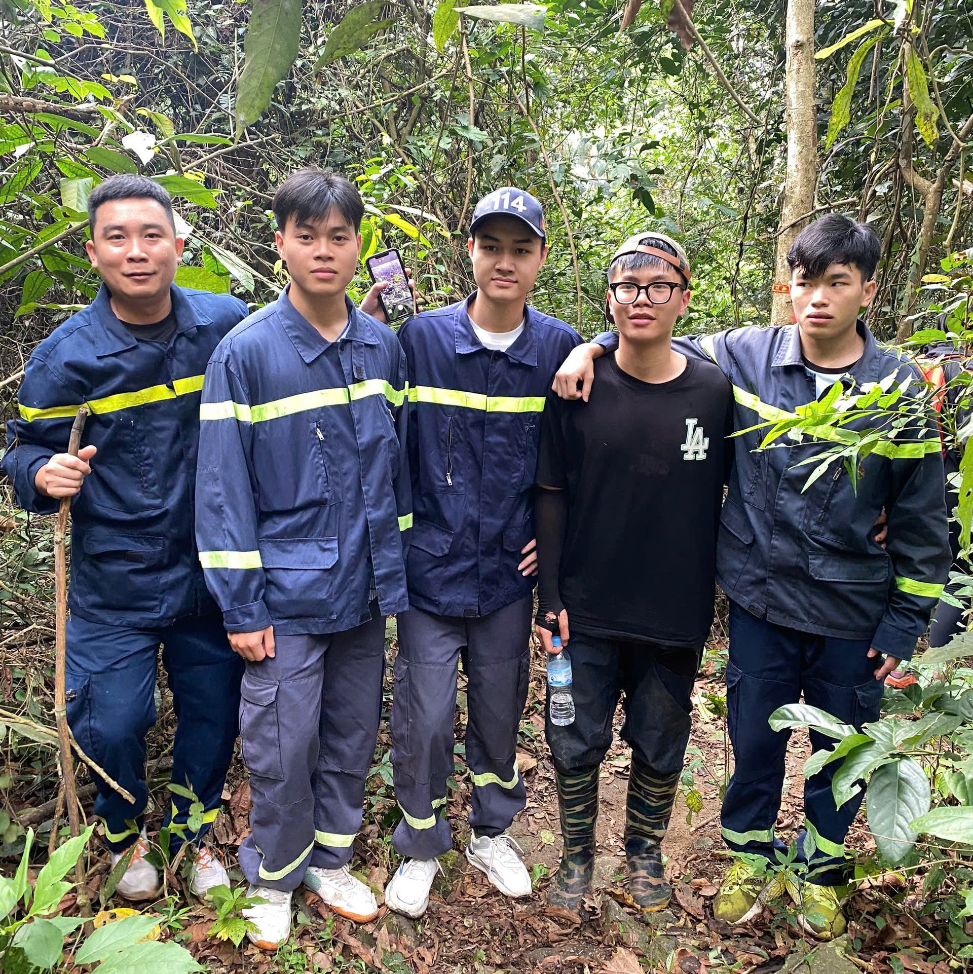 Tuấn Anh (mặc áo đen) hiện đã ổn định sức khỏe (Ảnh: Báo Công an nhân dân)