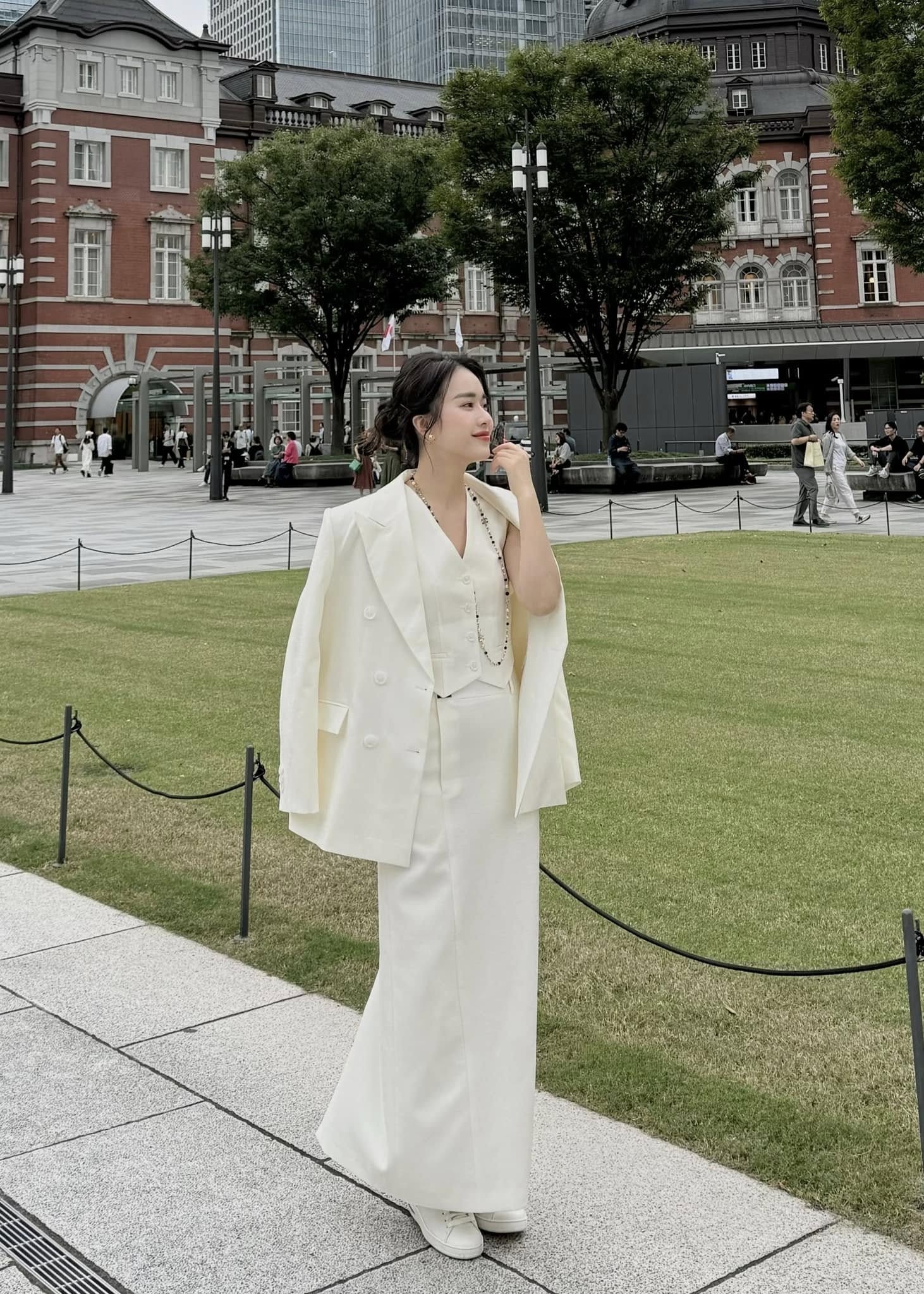 Mai Phương sở hữu mặt xinh dáng đẹp, ngó sang style lại càng khó tìm được điểm chê. Diện set đồ full trắng, cô khéo chọn chân váy kết hợp áo gile, khoác ngoài bằng blazer, mang đến tổng thể thanh lịch, thời thượng, ẵm trọn điểm 10 mặc đẹp