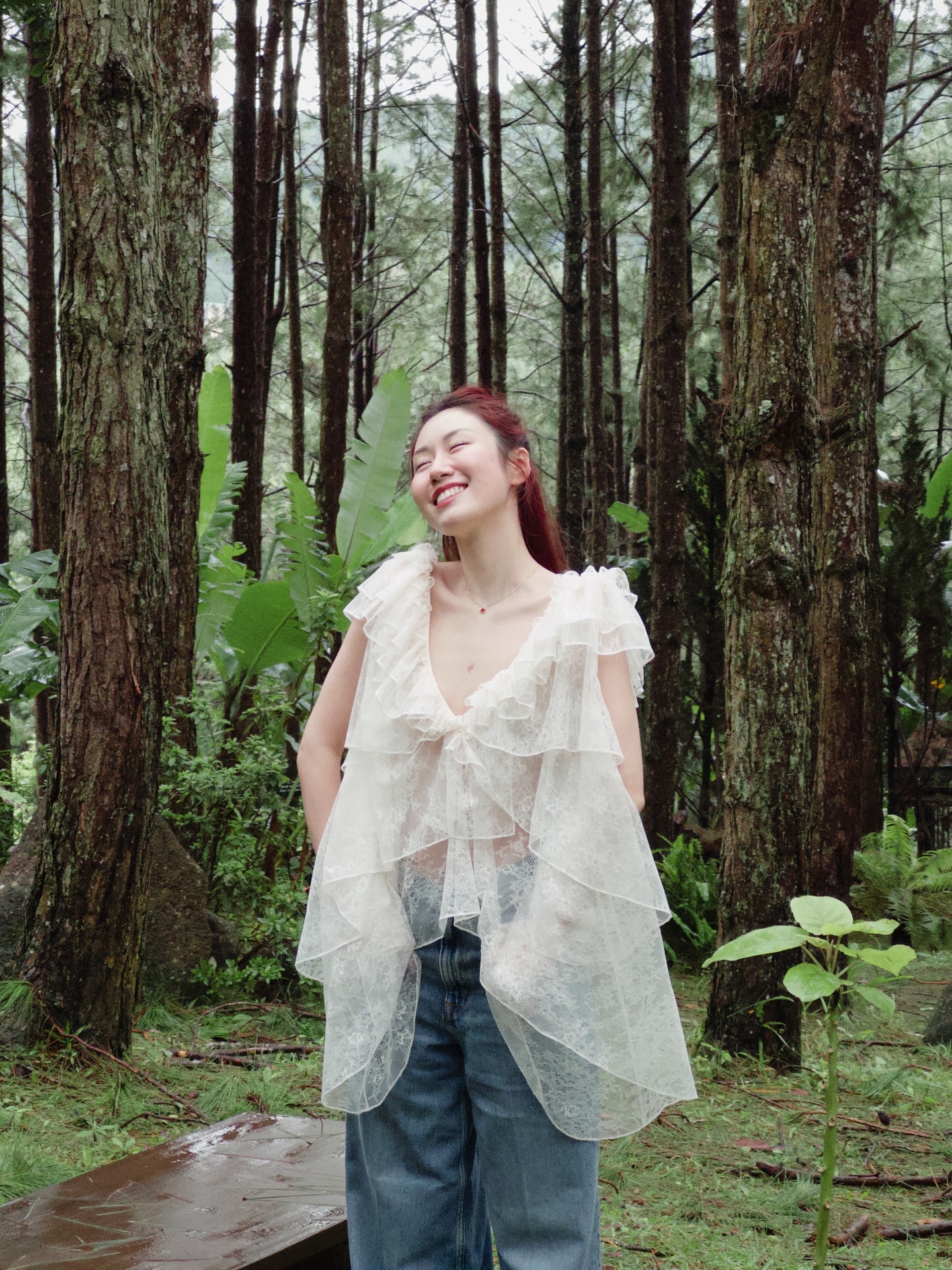 Mai Vân Trang gợi ý cho chị em một set đồ cực xinh với áo cổ V nhiều tầng mềm mại, bay bổng. Kết hợp cùng quần jeans tưởng chừng 