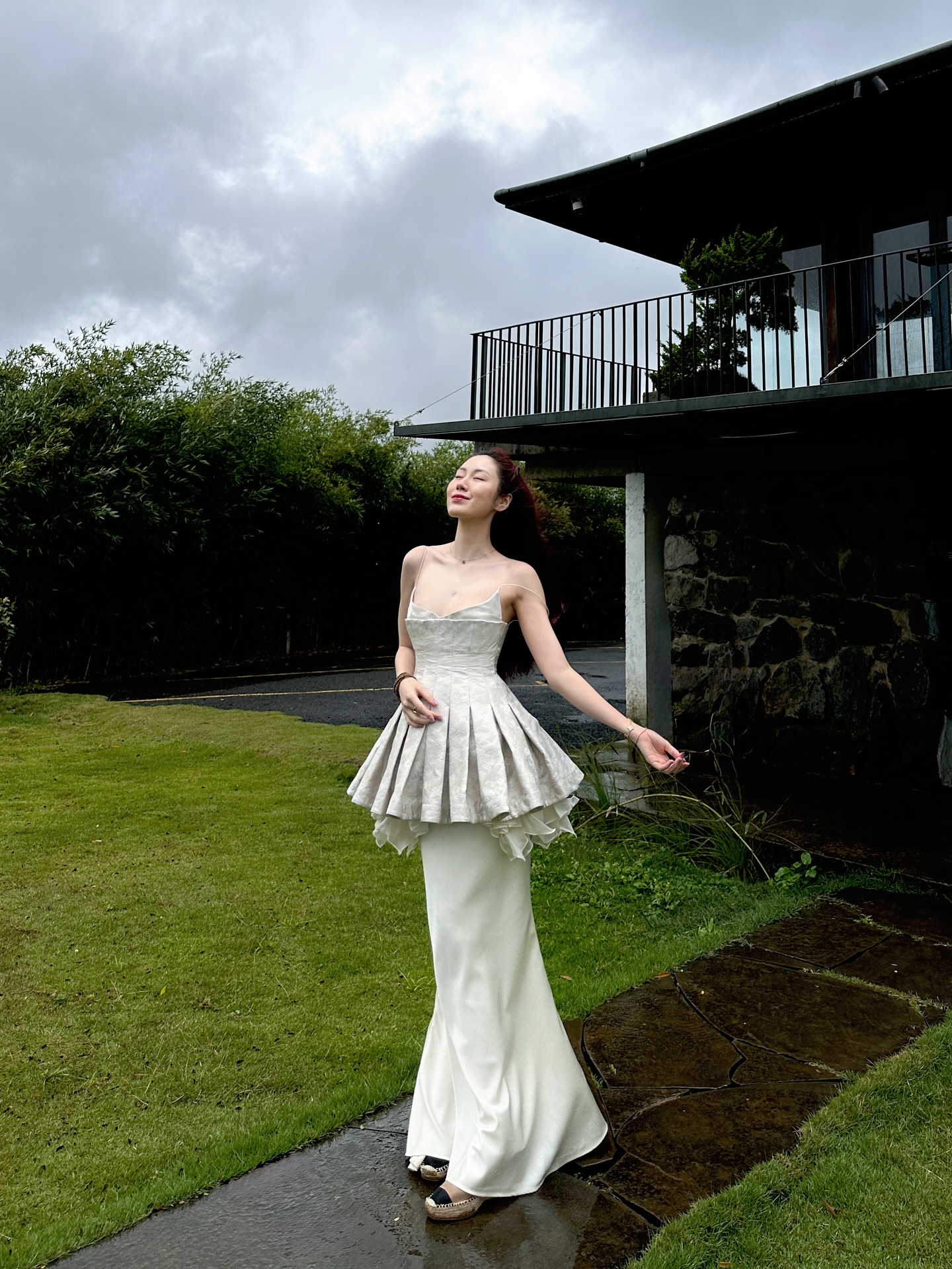 Mai Vân Trang ghi điểm với màn thả dáng đầy cuốn hút khi kết hợp áo hai dây dáng xòe cùng chân váy dài. Set đồ tôn lên đường nét thanh thoát, đồng thời làm nổi bật vóc dáng mảnh mai và cao ráo của cô