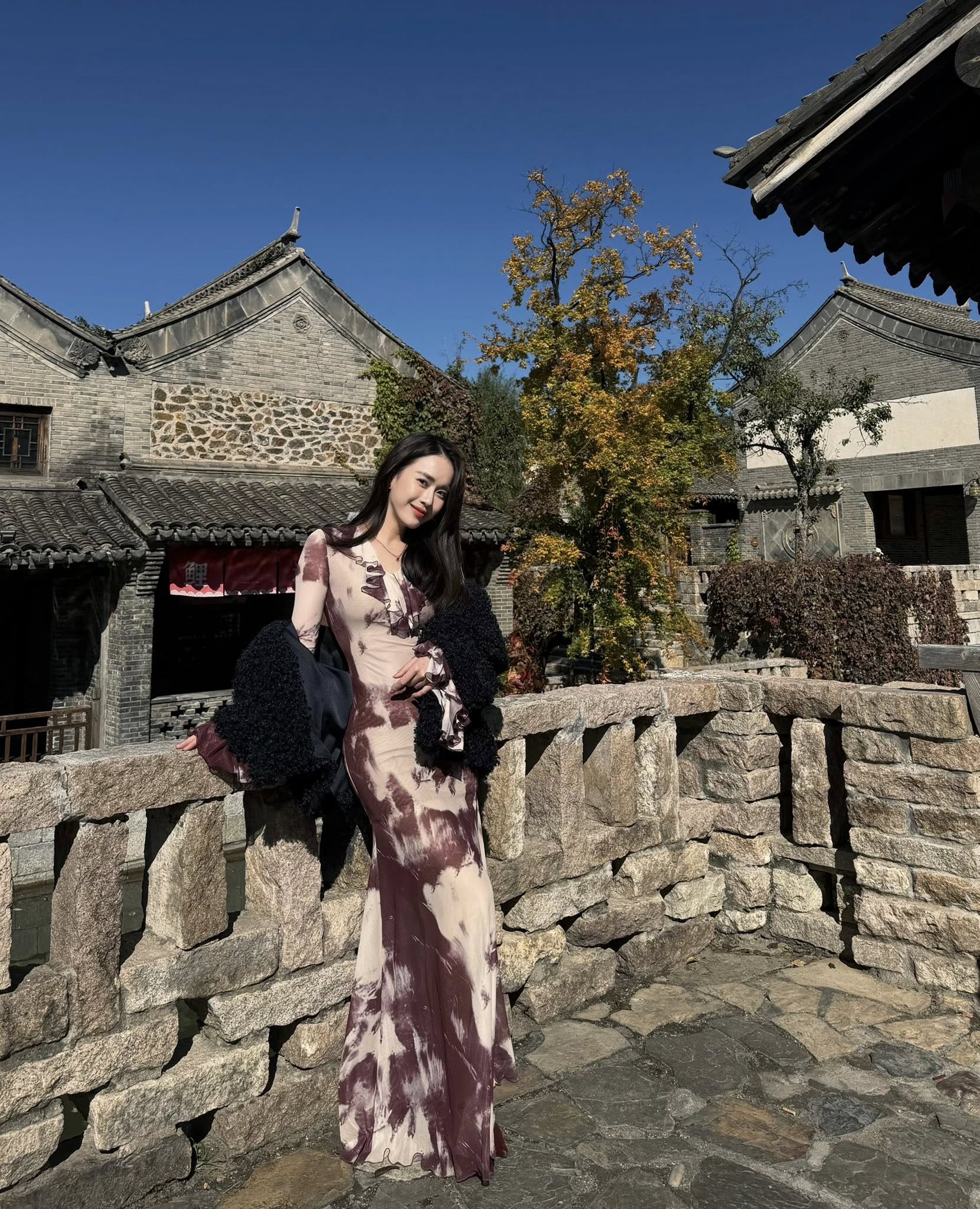 Sau sinh đẻ, Mai Phương nhanh chóng lấy lại vóc dáng thon gọn, tự tin diện những thiết kế ôm sát cơ thể. Chiếc váy dáng dài với họa tiết loang màu bắt mắt không chỉ tôn đường nét cơ thể mà còn mang lại cảm giác hiện đại, trendy và rất hút mắt