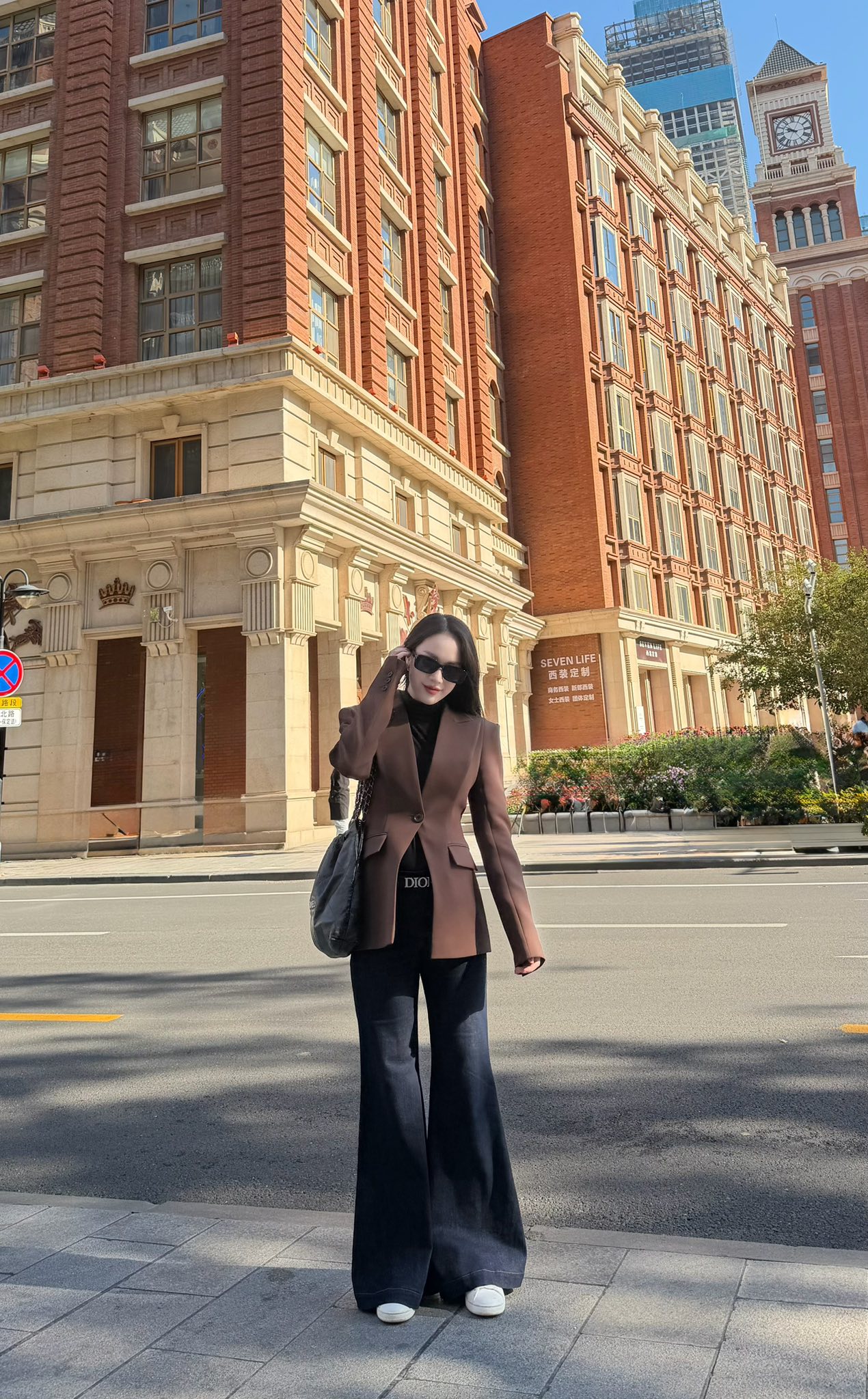 Diện blazer cùng quần ống loe, Mai Phương khoe trọn vẻ sành điệu và cuốn hút. Đây đều là những item kinh điển trong tủ đồ, chị em theo đuổi phong cách thanh lịch, hiện đại hoàn toàn nên có để dễ dàng biến hóa trong nhiều hoàn cảnh khác nhau