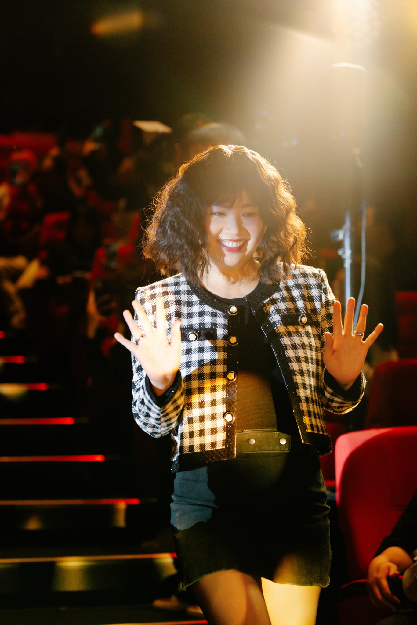 Lê Khánh nhiều lần thể hiện khả năng làm mới mình, không đứng yên trong phong cách khi xuất hiện trước truyền thông. 