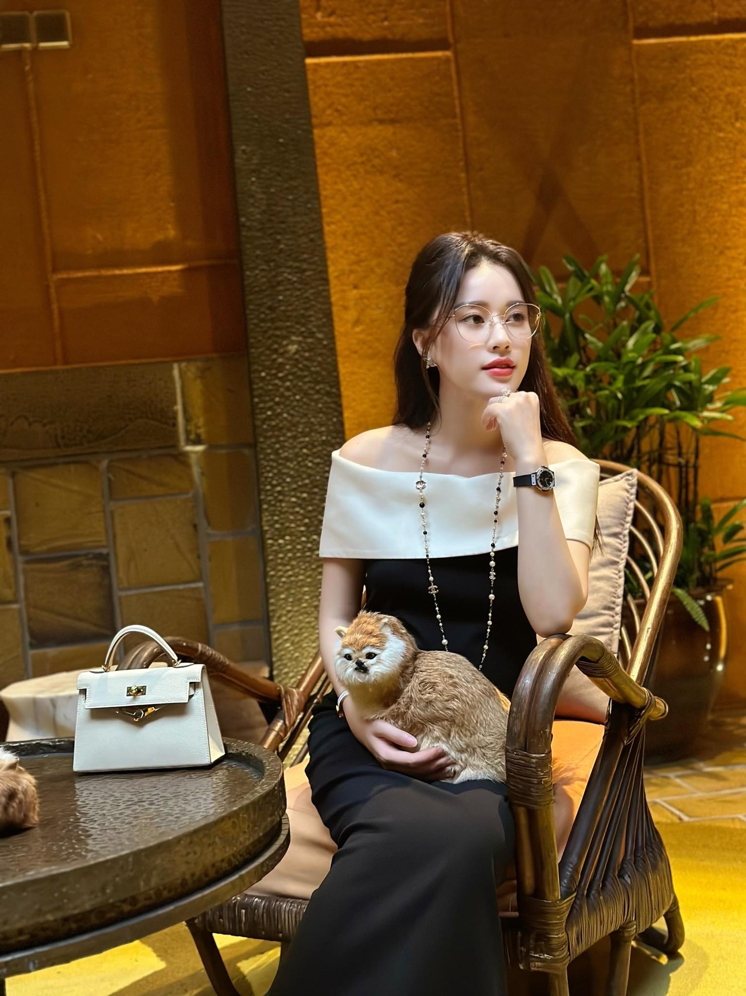 Tủ váy áo của Mai Phương đặc biệt hợp với những ai theo đuổi phong cách nữ tính, thanh lịch. Cô ưu ái các thiết kế váy dài trễ vai, kết hợp hai gam màu trắng – đen kinh điển, tạo nên tổng thể vừa tinh tế vừa cuốn hút mà không cần quá cầu kỳ