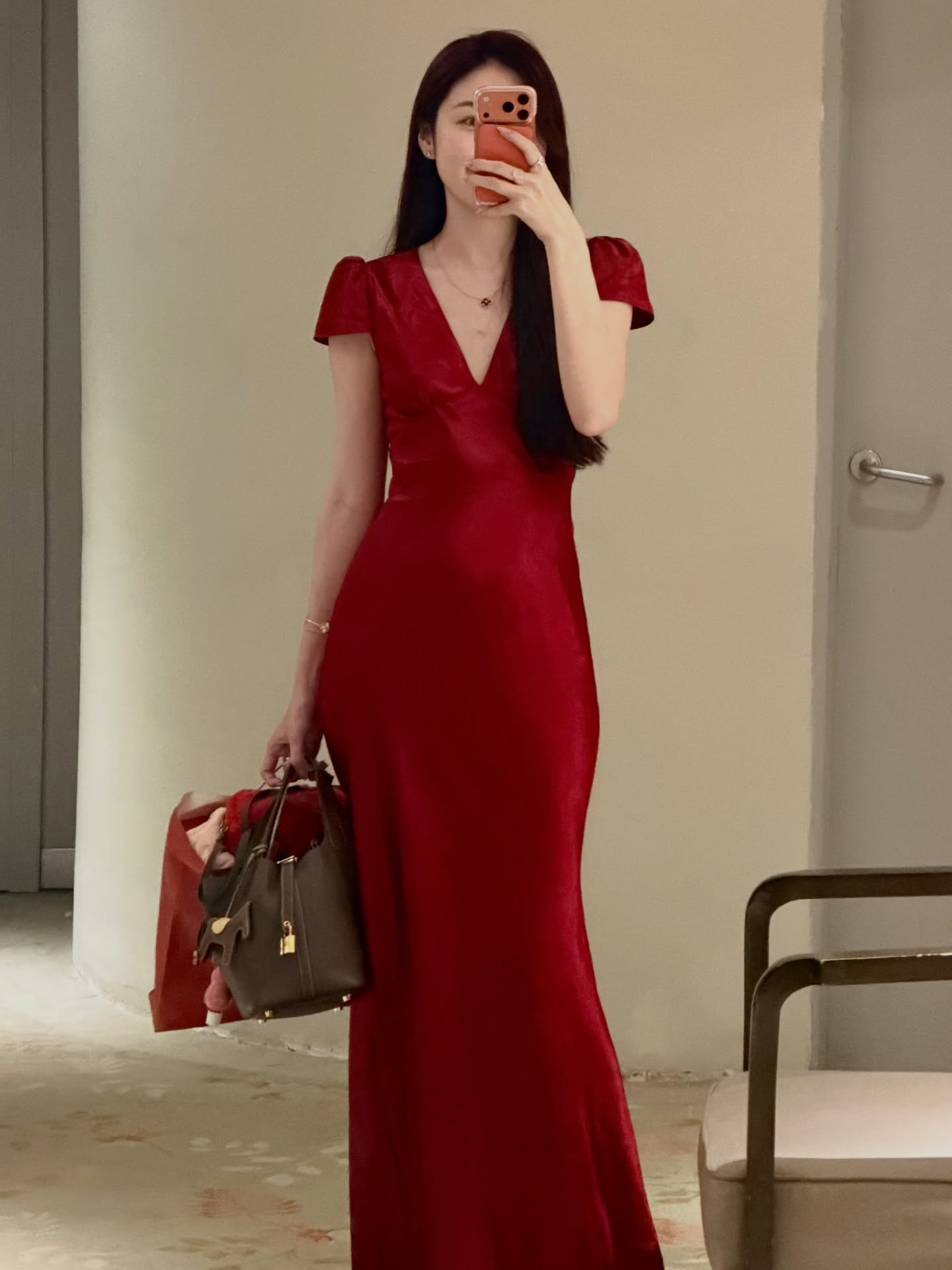 Đầm lụa dài luôn là lựa chọn quen thuộc trong tủ đồ của Mai Vân Trang. Cô diện thiết kế màu đỏ trơn nổi bật, kiểu dáng tay ngắn giúp tôn làn da trắng mịn cùng vóc dáng cao ráo. Tổng thể vừa cuốn hút vừa thanh lịch, diện đi chơi hay dự tiệc đều ghi điểm