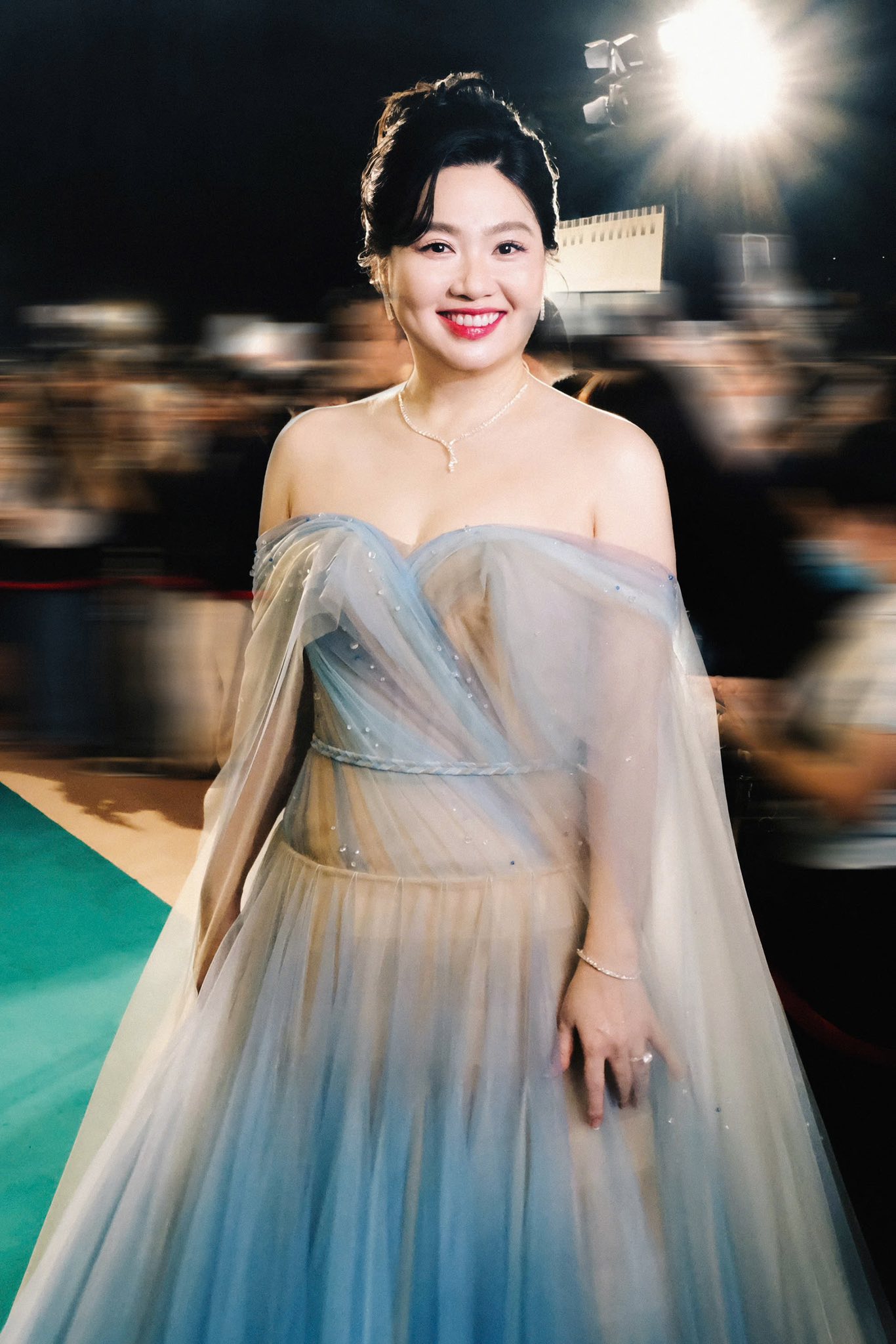 Chiếc váy ren bó sát khiến diễn viên Lê Khánh đối diện bão bình luận tiêu cực