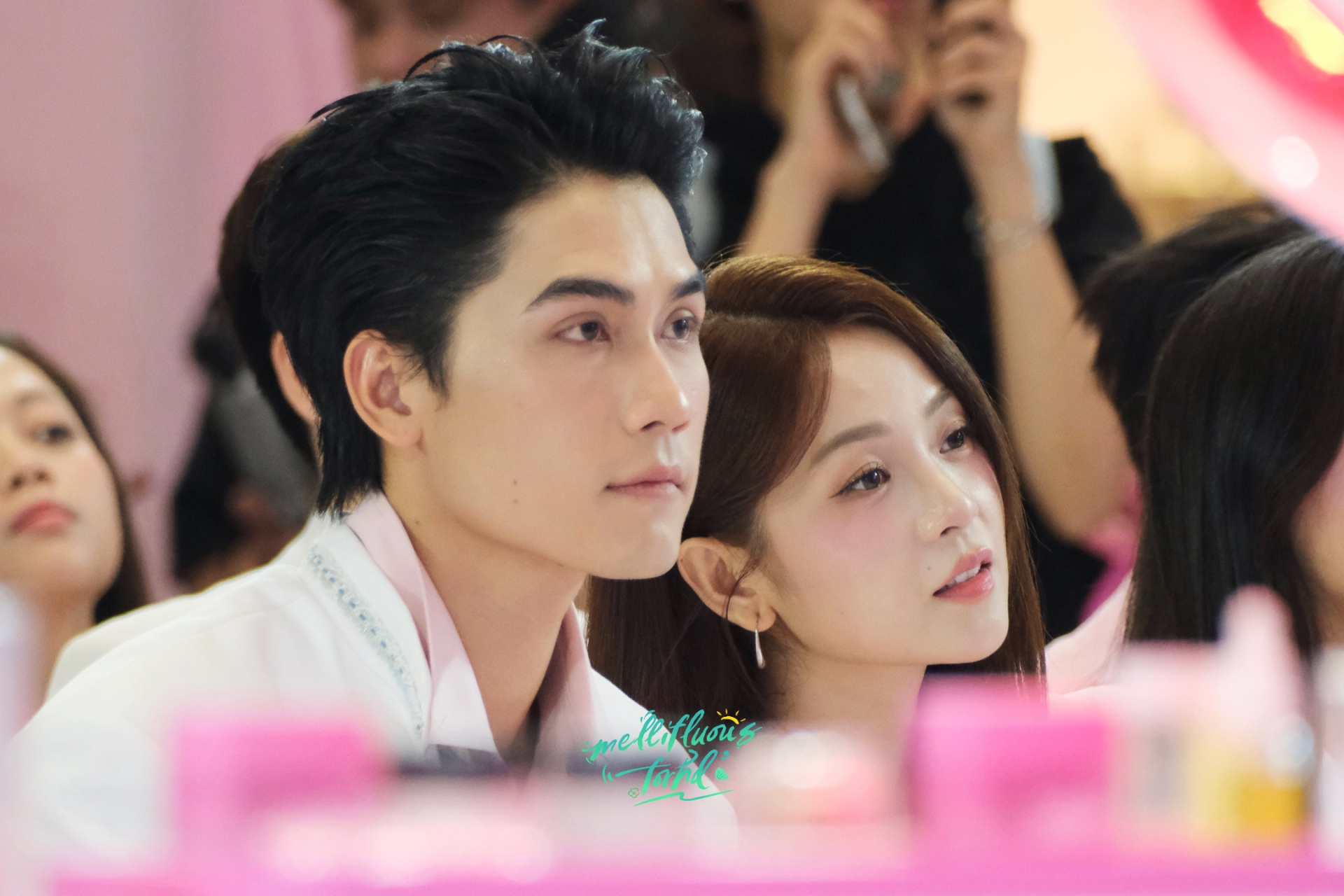 Dính nhau như sam tại mọi sự kiện