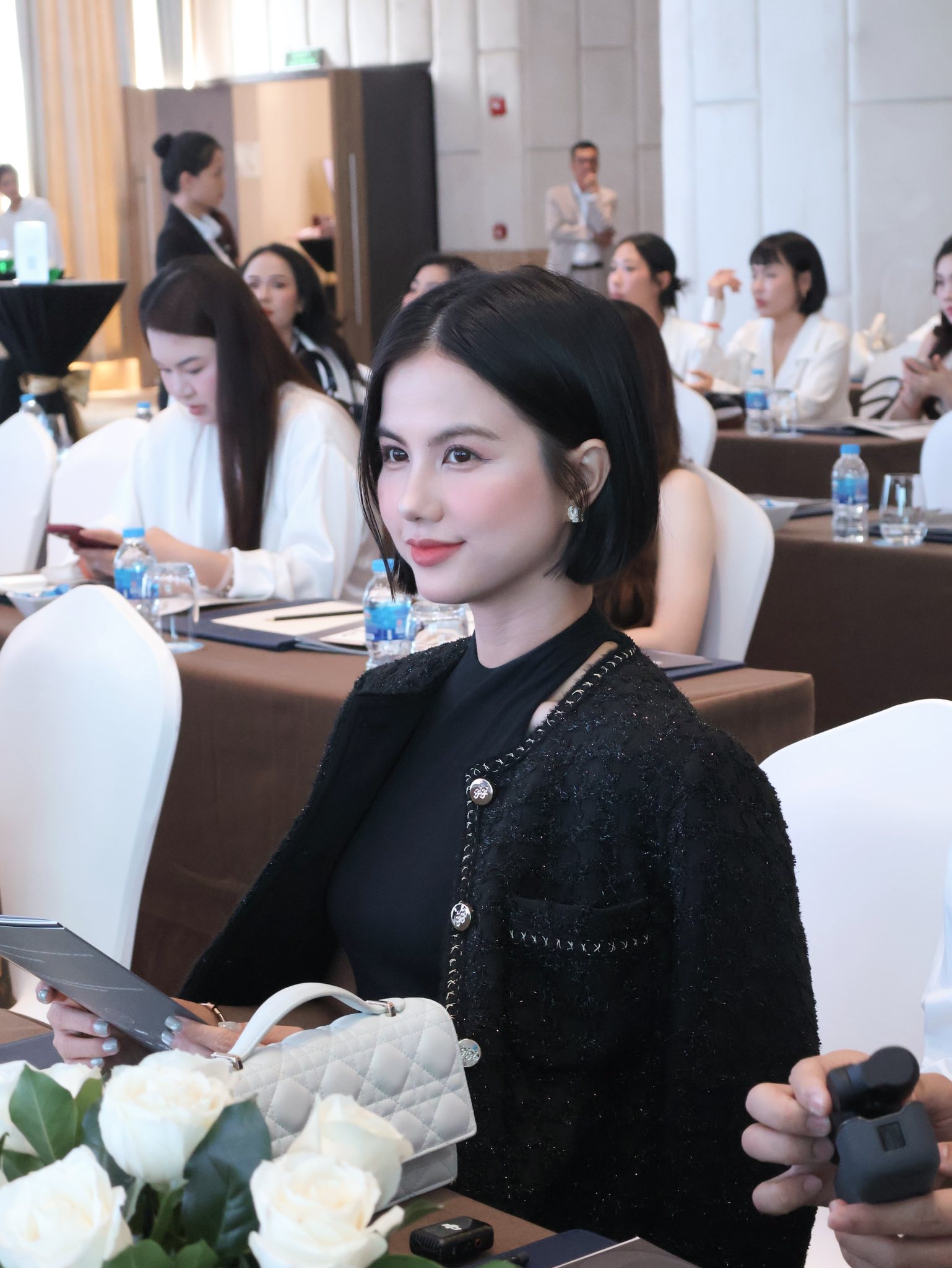 Nhan sắc trẻ trung xinh đẹp của bác sĩ Nguyễn Linh Thùy (Ảnh: Facebook nhân vật)