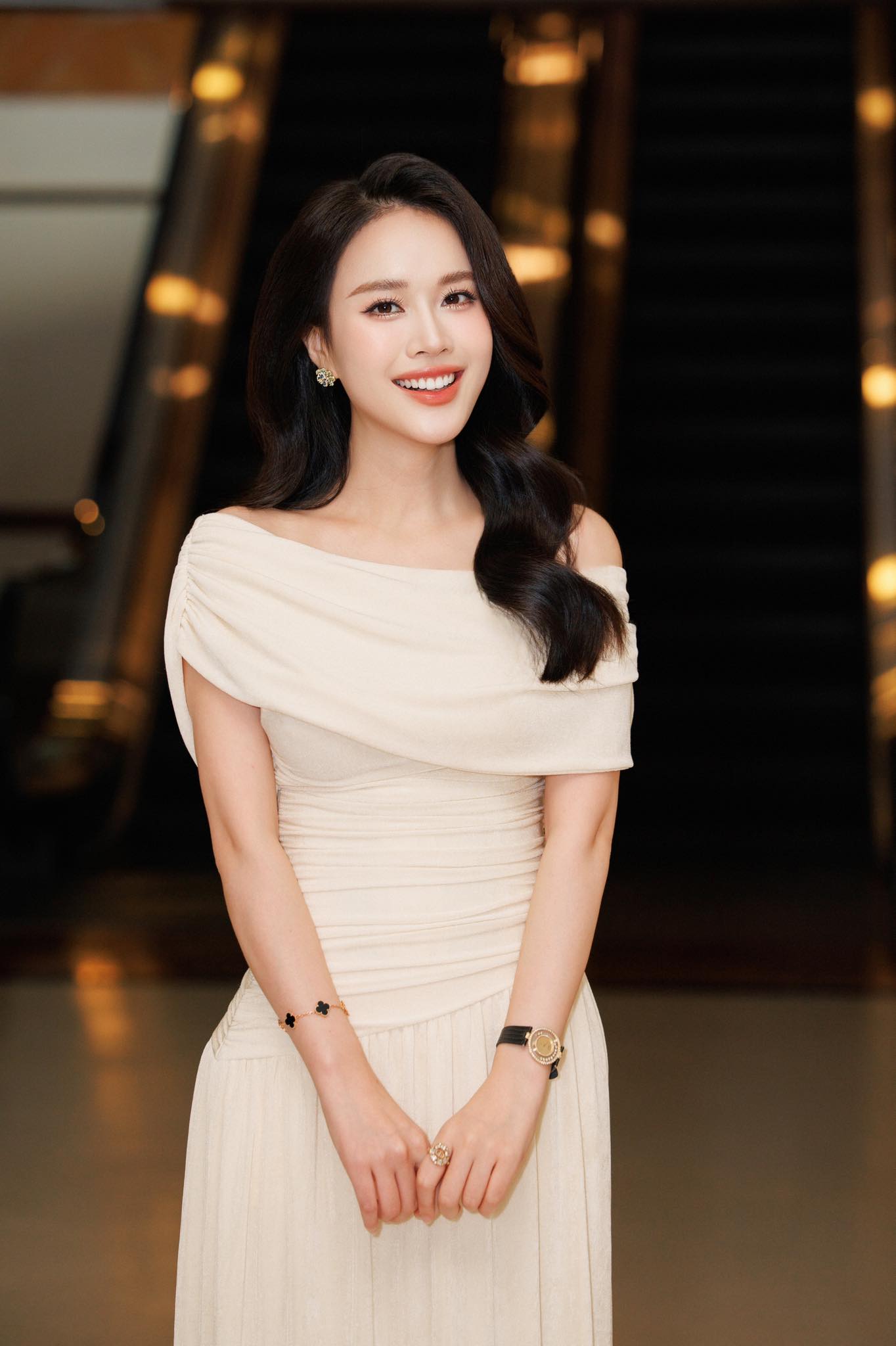 Mai Phương gợi ý cho chị em một thiết kế nịnh mắt với đầm trắng dáng dài, chi tiết trễ vai giúp khoe khéo bờ vai thanh thoát. Tổng thể vừa thanh lịch, nữ tính lại vẫn đủ nổi bật, kiểu outfit “cân” đẹp từ đi chơi nhẹ nhàng đến những buổi tiệc sang xịn